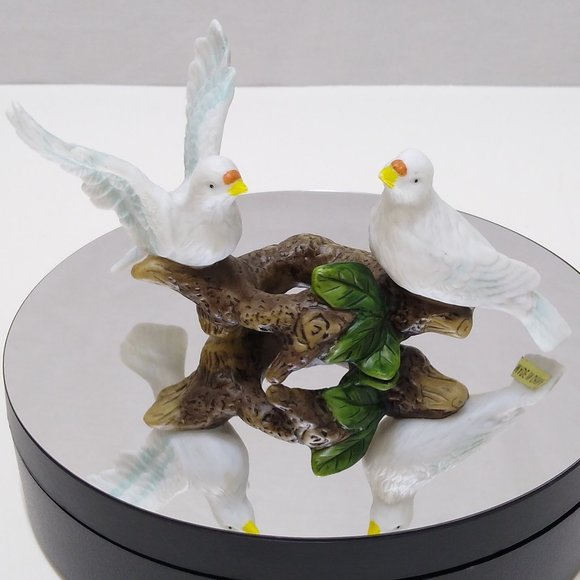 Love Birds On Branch Doves Vintage Porcelain Miniature Shelf Décor EUC - Picture 1 of 11